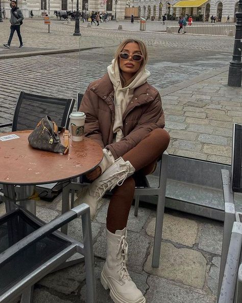 Top 20 Instagram influencer outfits round-up Snow Outfits For Women, Minimalist Winter Outfit, Zara Street Style, Street Photoshoot, Puffer Jacket Outfit, Girl Aesthetics, New York Outfits, Early Fall Outfits, Snow Outfit