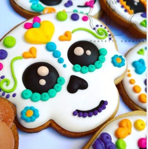 Skull Cookie Decorating, Thanksgiving Sweets, Galletas Halloween, Halloween Sugar Cookies Decorated, Halloween Deserts, Skull Cookies, Cookies Decoradas, Halloween Cookies Decorated, Halloween Sugar Cookies