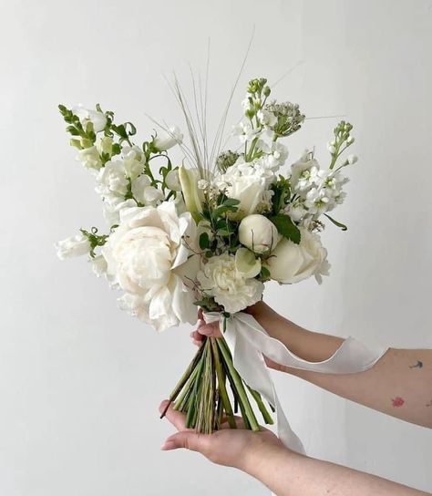 Minimal Bridal Bouquet White, Loose White Bouquet, Clean Bridal Bouquet, Small White Bridal Bouquet, Wedding Bouquets 2024, Wedding Bouquet White And Green, White Bouquet With Greenery, White Wedding Flowers Bouquet, Simple Wedding Bouquets