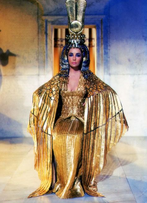 Elizabeth as Cleopatra Elizabeth Taylor Cleopatra, Egyptian Fashion, Beautiful Film, Iconic Dresses, Actrices Hollywood, Movie Costumes, Elizabeth Taylor, Vintage Hollywood, Grace Kelly