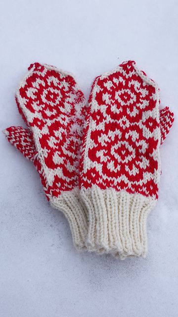 Ravelry: runawayknitter's Selbu flower mittens...again Selbu Mittens Free Pattern, Selbu Mittens, Mittens Free Pattern, Knitted Stuff, Ravelry, Free Pattern, Knitting, Flowers, Pattern