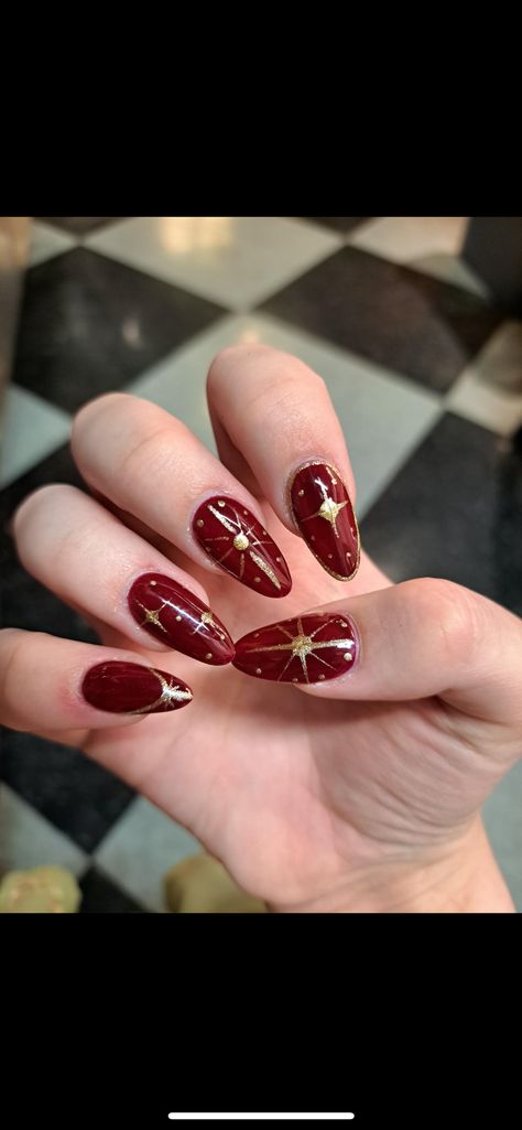 Red Gold Nails Short, Dark Red Nails With Gold Design, 1920 Nails Gatsby, Red And Gold Short Nails, 1920 Nails, Dark Red And Gold Nails, 1940s Nails, Old Hollywood Nails, Red Holiday Nail Designs