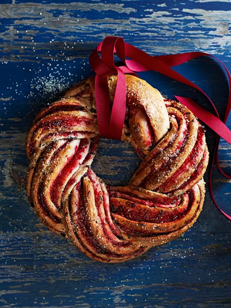 This Christmas raspberry sweet bread wreath is so festive and too good to eat! Bread Wreath, Donna Hay Recipes, Babka Recipe, Christmas Bread, Donna Hay, Custard Recipes, Sweet Bread, Bread And Pastries, Spice Recipes