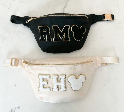 Disney Travel Accessories, Diy Belt Bag, Disney Fanny Pack, Disneyland Vacation Planning, Preppy Travel, Disney Bachelorette, Outfit Disney, Disney Mouse Ears, Disney World Outfits