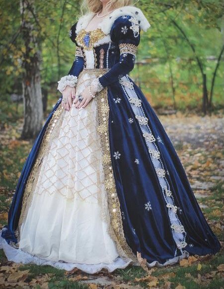 Victorian Ball Gowns, Gaun Abad Pertengahan, Old Fashion Dresses, Fantasy Dresses, Royal Dresses, Fantasy Gowns, Medieval Dress, Fairytale Dress, Fantasy Dress