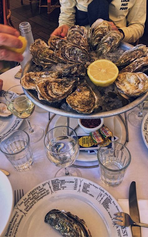 Oyster Bar Aesthetic, Garden Dinner, Bottomless Brunch, Champagne Bar, Oyster Bar, Food Inspo, Spring Garden, Christmas Dinner, Beach Pictures