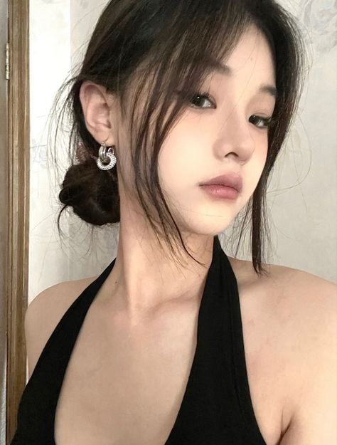 Aesthetic Ig Filter Selfie, V Shape Face, Dark Makeup Looks, Makeup Asian, Asian Makeup Looks, Shape Face, Face Face, Ideal Beauty, Halloween Makeup Inspiration