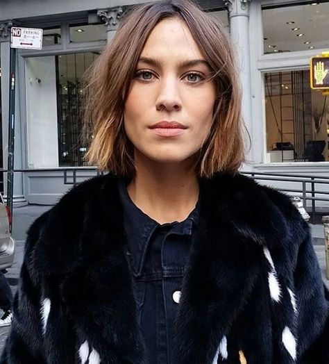 Alexa Chung's new bob haircut Alexa Chung Bob, Alexa Chung Haircut, Alexa Chung Hair, Bob Style Haircuts, Alexa Chung Style, Wavy Bob Hairstyles, Hair 2018, Wavy Bobs, Hair Design