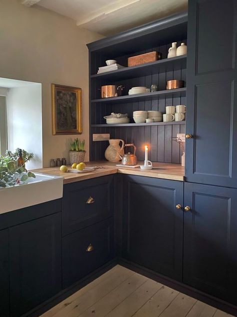 navy blue built in cabinets Wooden Worktop Kitchen, Dark Blue Kitchens, Kitchen Plinth, Navy Blue Kitchen, Navy Kitchen, Farmhouse Kitchen Remodel, Blue Kitchen Cabinets, Dream Interior, Rustic Country Home