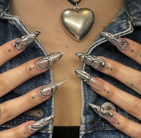 Chunky Nails Aesthetic, Chrome And Gem Nails, Chunky Nail Art, Mixed Metal Nails, Coachella Nails Ideas, Chunky Nails, 3d Chrome Nails, Chrome Christmas, Coachella Nails