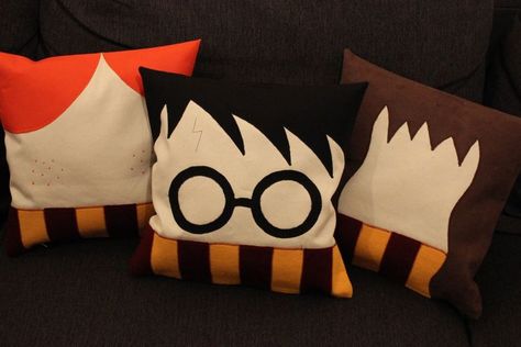 Harry Potter Pillows Harry Potter Pillows Diy, Harry Potter Pillows, Harry Potter Pillow, Harry Potter Gifts Diy, Owl Throw Pillows, Harry Potter Owl, Harry Potter Poster, Felt Pillow, Anniversaire Harry Potter