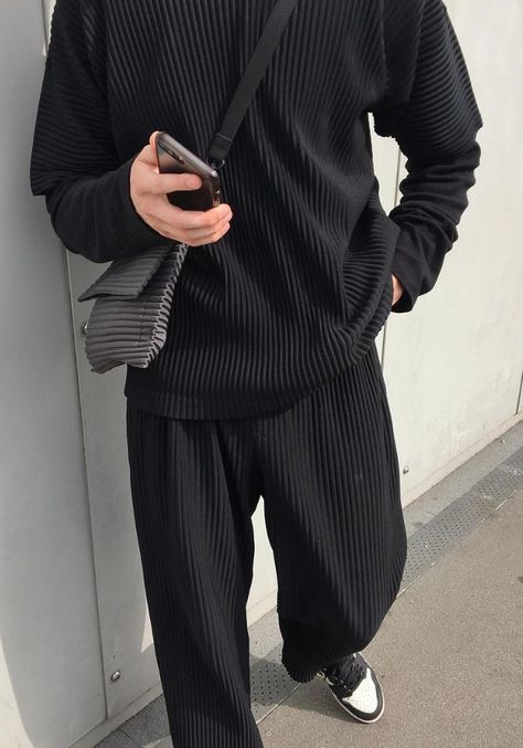 Pleated Pants Outfit, Issey Miyake Pants, Mens Pleated Pants, Korean Pants, Normcore Fashion, Korean Fashion Black, Black Men Fashion Urban, Minimalist Fashion Men, Issey Miyake Men