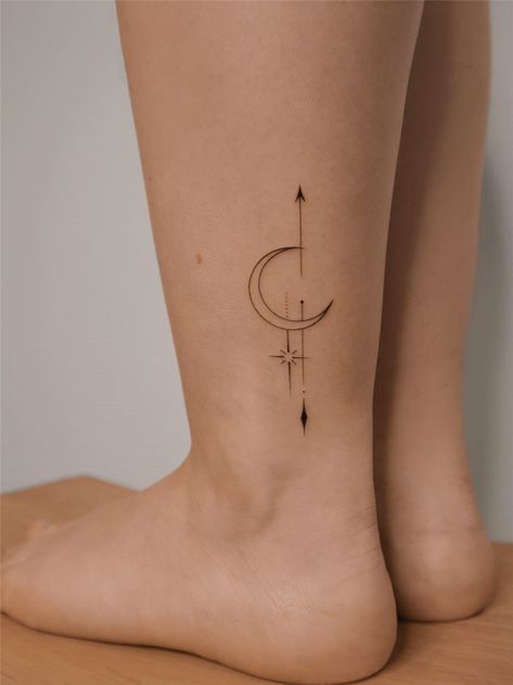 55 Meaningful Fine Line Tattoos for Minimalist Women Realistisches Tattoo, Tato Minimal, Medusa Tattoo Design, Sagittarius Tattoo, Small Pretty Tattoos, Moon Tattoo Designs, Fine Line Tattoo, Medusa Tattoo, Hand Tattoos For Women