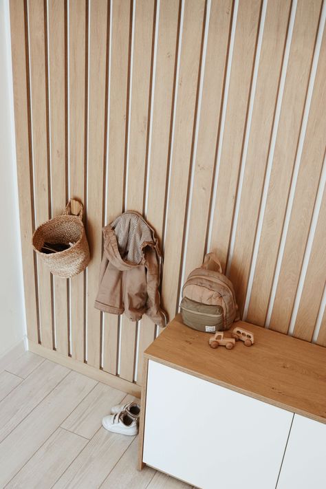 Hallway Organization Ideas Entryway, Montessori Mudroom, Montessori Hallway, Kids Entryway Ideas, Toddler Entryway, Toddler Shoe Storage, Montessori Entryway, Entryway Functional, Organize Hats