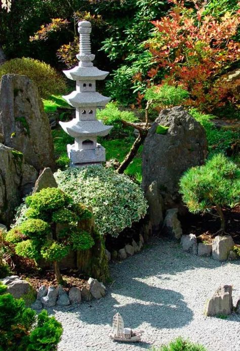 Zen Garten anlegen: Leichter als Sie denken! Mini Jardin Zen, Japanese Garden Backyard, Japanese Gardens Design Ideas, Japanese Inspired Garden, Japanese Rock Garden, Small Japanese Garden, Buddha Garden, Zen Garden Design, Japanese Garden Design