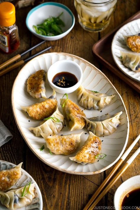 Gyoza Filling, Vegetarian Gyoza, Vegetable Gyoza, Dumplings Easy, Vegetarian Japanese, Pan Fried Dumplings, Just One Cookbook, Easy Japanese Recipes, Fried Dumplings