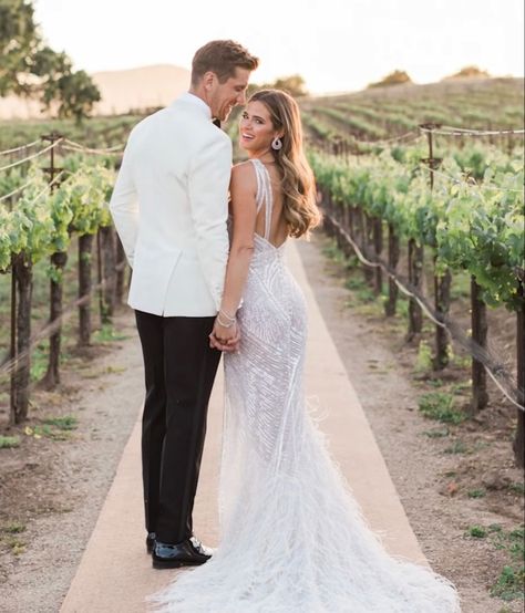 Jojo Fletcher Wedding Dress, Bright Wedding Photos, Jojo Fletcher Wedding, Jojo And Jordan, Bridal Era, Bridal Pose, Jojo Fletcher, Wedding Gown Inspiration, Wedding Portrait Poses