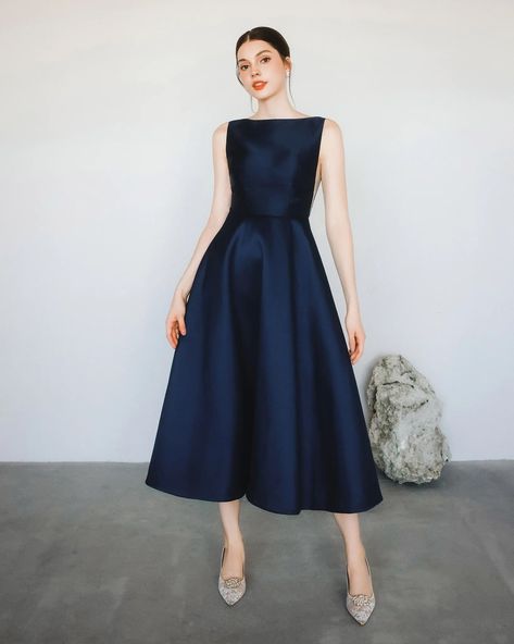 Party Dress Modest, Cut Out Prom Dresses, Simple Midi Dress, Modest Prom Dress, Prom Dress Blue, Minimalist Dress, Dress Minimalist, Midi Party Dress, Modest Prom