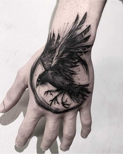 crow raven hand tattoo Crow Tattoo Meaning, Tattoo Crane, Rabe Tattoo, Herren Hand Tattoos, Tato Salib, Bird Tattoo Men, Crow Tattoo Design, Kunst Tattoos, Tato Lengan