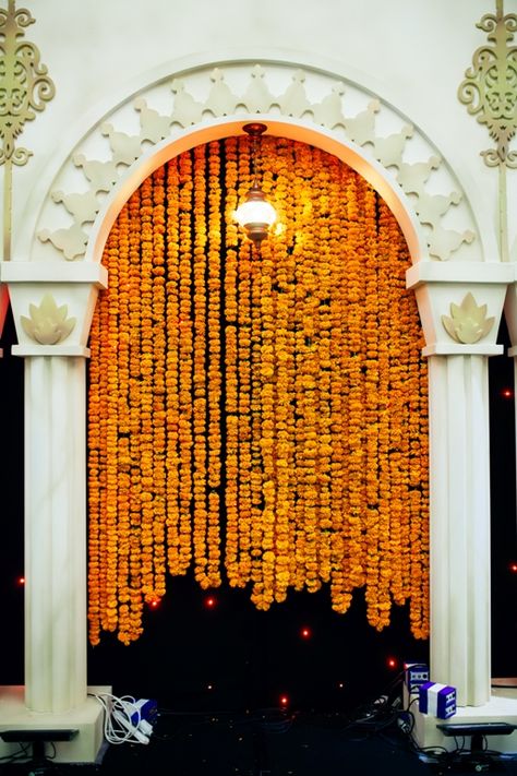 Flower Garland Decor, Dia De Los Muertos Party Ideas, Den Mrtvých, Marigold Garland, Mango Leaves, Dia De Los Muertos Decorations Ideas, Day Of The Dead Party, Pentecost, Mexican Wedding