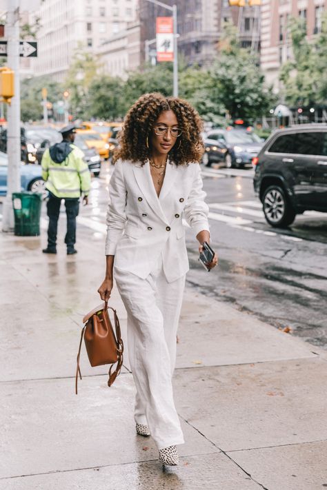 Spring Summer 2019 Street Style from New York Fashion Week by Collage Vintage Street Style New York, Woman In Suit, New York Street Style, Fashion For Women Over 40, New York Style, Black Women Fashion, New York Street, Fashion 2017, White Fashion