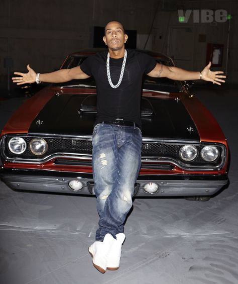 #Furious7's Ludacris poses behind the scenes at VIBE's digital cover shoot. Read more: http://www.vibe.com/2015/03/ludacris-fast-and-furious-7-beast-mode/ Fast And Furious Ludacris, Fast And Furious 7 Last Scene, Fast And Furious Behind The Scenes, Ludacris Fast And Furious, Fast And Furious Outfits, Outfit Cowo, Fast And Furious 7, Vibe Magazine, Fast And Furious Actors