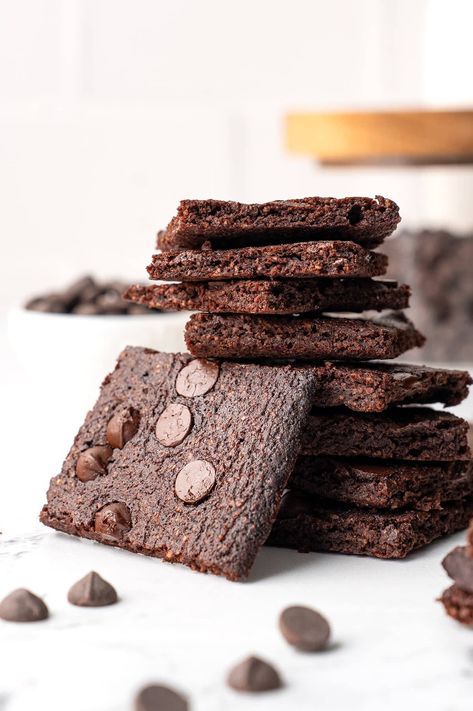 Brownie Crisps, Brownie Brittle Recipe, Galletas Keto, Brownie Brittle, Keto Christmas Cookies, Brittle Recipes, Chocolate Chip Brownies, Keto Brownies, Bark Recipe