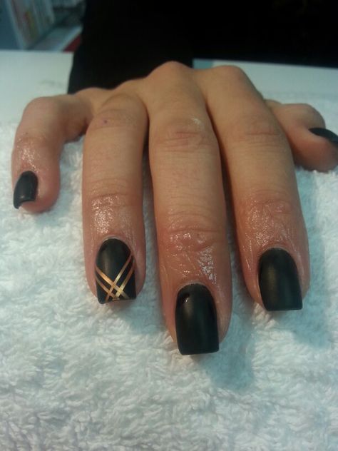 Zwart Mat & Streepjes Goud Black Gold Nails, Tape Nail Art, Matte Black Nails, Nail Tape, Striped Nails, Super Nails, Ideas Nails, Trendy Nail Art, Prom Nails