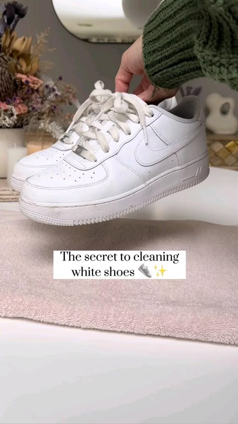 How To Keep Shoes Clean, How To Keep Shoes White, White Shoes Cleaning Hacks, Sneaker Cleaning Hacks, How To Clean White Converse Shoes, Best Way To Clean Shoes, How To Clean White Shoes Nike, Wash White Shoes, Sneaker Hacks