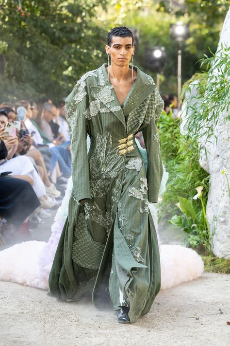 Mithridate Spring 2024 Ready-to-Wear Fashion Show | Vogue Distressed Outfit, Fashion Trend Book, Runway Inspiration, Lux Fashion, Butterfly Fashion, Design Sketchbook, Menswear Runway, Chinese Fashion, Fashion Design Portfolio