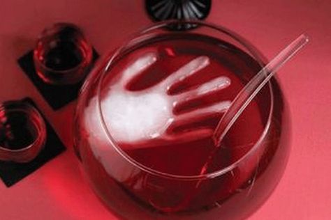 A frozen hand in punch is a Halloween standard because it always looks terrific, even if you have already seen it dozens of times as a child. Red Punch Recipes, Frozen Hands, Punch Halloween, Trick Or Treat Games, Halloween Punch Recipes, Red Punch, Cheap Party Decorations, Halloween Punch, Dollar Store Halloween