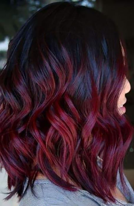 Black And Burgundy Hair, Deep Red Hair Color, Pelo Color Vino, Burgundy Hair Dye, Hair Burgundy, Deep Red Hair, New Hair Color Trends, Dark Red Hair Color, Red Hair Looks