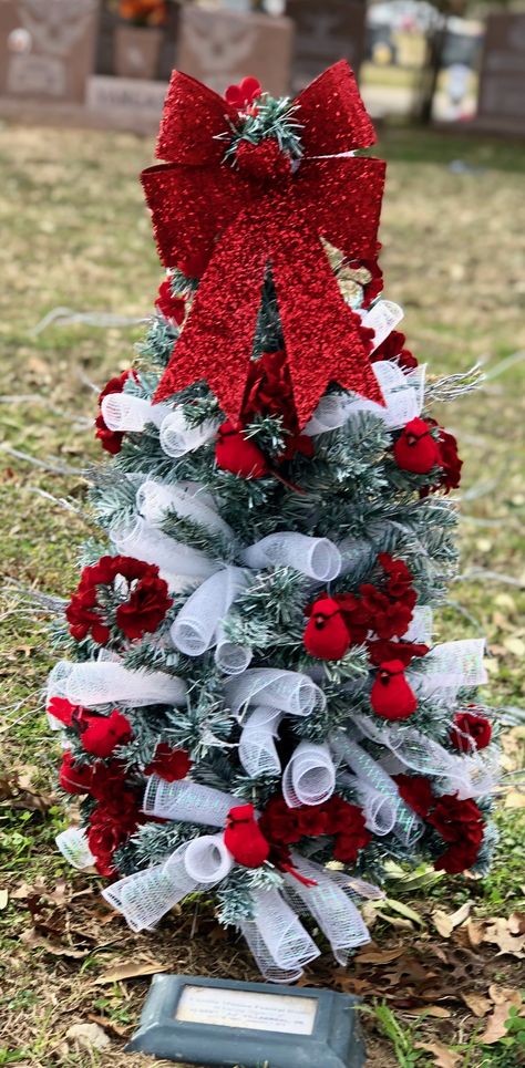 Christmas Tree Cemetery Decorations, Christmas Grave Flowers Vases, Graveside Christmas Decor, Cemetary Christmas Decorations Diy, Cemetary Christmas Ideas, Valentines Cemetary Decorations, Cemetery Decorations For Christmas, Floral Arrangements For Cemetery, Christmas Grave Blankets Ideas