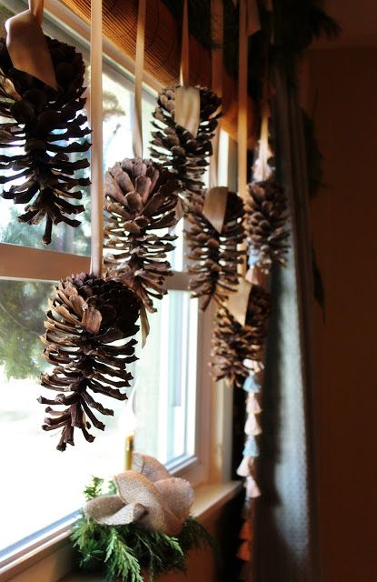 Hang Pine Cones with the Help of Fancy Ribbons for Window Decoration Christmas Wreath Image, Christmas Window Decoration, Natural Christmas Decor, Winter Decorating, Christmas Window Decorations, Candle Wrap, Cowboy Christmas, Natural Christmas, Western Christmas