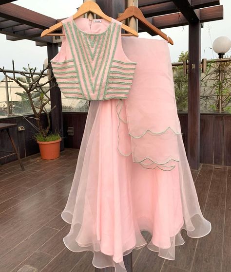 Organza Skirt And Crop Top Indian, Scallop Dupatta, Long Blouse Designs, Simple Frock Design, Simple Saree Designs, Tunic Designs, Organza Skirt, Indian Saree Blouses Designs, Simple Blouse Designs