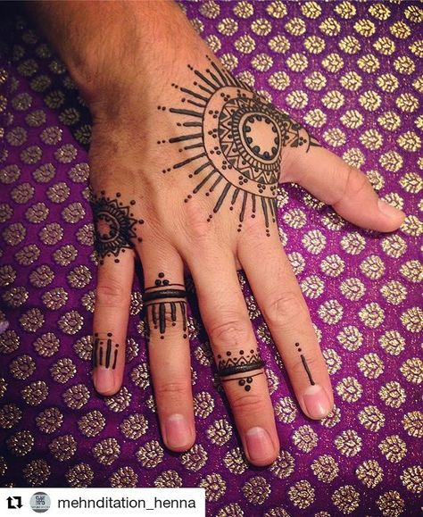 #follow@hennafamily #hennafamily #Repost @mehnditation_henna  Practicing this design with finger variations #henna #mehnditation #mehndi #meditation #losangeleshenna #losangeles #losangelesartist #losangelesart #menshenna #manhenna#menna #hennaharc Henna Men, Men Henna Tattoo, Cool Henna, Jagua Henna, Henna Designs For Men, Henna Inspired Tattoos, Tato Lengan, Henna Tattoo Hand, Henna Tattoo Designs Hand