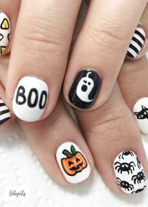 During Halloween, it is fun to get dresses up in your favorite costume as well as match your Halloween Nail Design to your Halloween costume Halloween Nail Design, Halloweenský Makeup, Black Halloween Nails, Holloween Nails, Halloween Nails Easy, Halloween Acrylic Nails, Cute Halloween Nails, October Nails, Halloween Tattoo