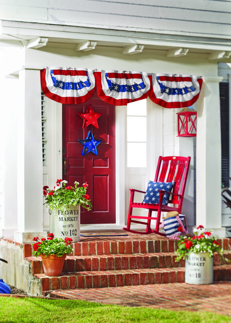 4th Of July Front Porch, Patriotic Front Porch Decor, 4th Of July Front Porch Decor, Americana Cottage, Vintage Door Decor, Patriotic Front Porch, Outdoor Decorating Ideas, Patriotic Porch, July Decoration