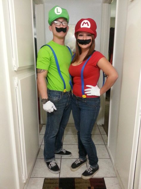 Mario And Luigi Halloween, Luigi Costume, Super Mario Cake, Mario Y Luigi, Mario Cake, Estilo Hipster, Mario Bros., Family Halloween Costumes, Mario And Luigi