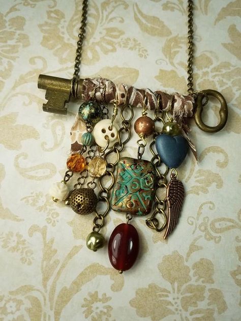 Antique Key Necklace, Necklace With Charms, Old Jewelry Crafts, Boho Jewelry Diy, Diy Jewelry To Sell, Found Object Jewelry, Vintage Jewelry Ideas, Rustic Necklace, Vintage Jewelry Crafts