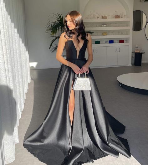 Black Satin Prom Dress, Sukienki Plus Size, Modest Prom, Burgundy Bridesmaid, Prom Dresses With Pockets, Spaghetti Strap Prom Dress, Satin Evening Dresses, Evening Dress Floor Length, Burgundy Prom Dress