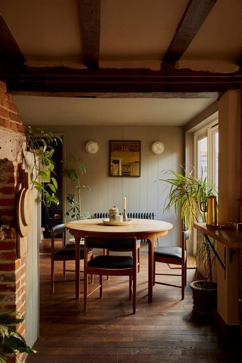 17th Century House, English Home, Timber Frame Homes, English House, Historic Home, Interior Inspo, Historic Homes, House Inspo, Room Table