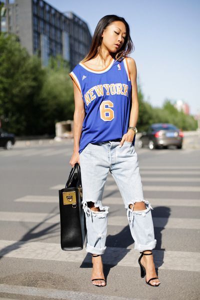 21 Brilliant Basketball Game Outfits Fashionistas will Love- via OutfitIdeasHQ Here are 21 different outfits that you can wear at a basketball game and stand out in the crowd. Find ideas about what kind of denim to wear, how to wear your team's jersey, what kind of jacket looks best, what shoes and accessories are in, as well as how to do your hair via OutfitIdeasHQ Ball Game Outfit, Basketball Game Outfit Women, Basketball Jersey Outfit, Basketball Game Outfit, Nba Shirt, Sporty Chic Style, Jersey Fashion, Denim Heels, Nba Shirts