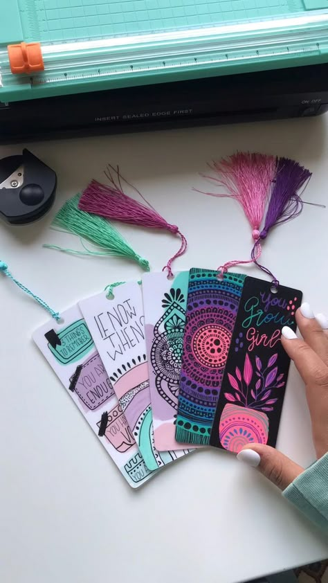 Organizator Grafic, Support My Small Business, Penanda Buku, Handmade Bookmarks Diy, Folding Origami, Creative Bookmarks, Bookmark Craft, Buku Skrap, Paper Craft Diy Projects