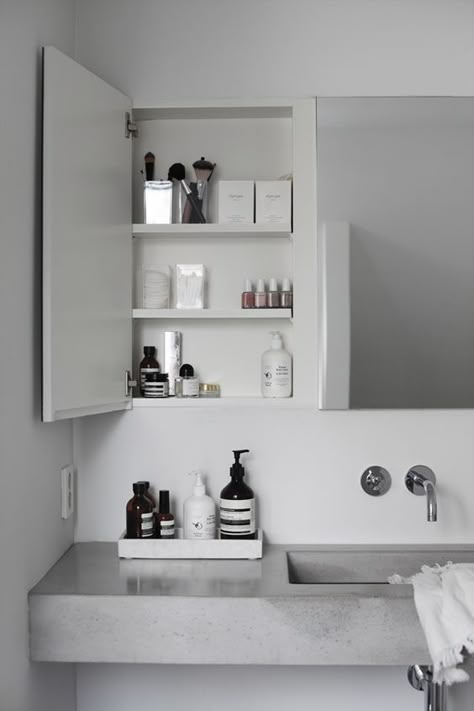 Tiny living | ombiaiinterijeri Minimal Bathroom Design, Drømme Bad, Minimal Bathroom, Bathroom Sink Cabinets, Concrete Bathroom, Bad Inspiration, Mirror Bathroom, Bathroom Goals, Storage Mirror