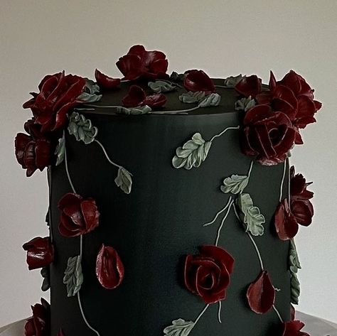 𝗧𝗛𝗨 𝗡𝗚𝗨𝗬𝗘𝗡 on Instagram: "🌿🥀🖤

*
*
*
#buttercreamroses #rosecake #vintagecake #blackcake  #goth #buttercreamart #roseart #redroses #seattlecakes #seattleart #buttercreamflowers #flowercake #darkred #darkaesthetic #halloweencake"