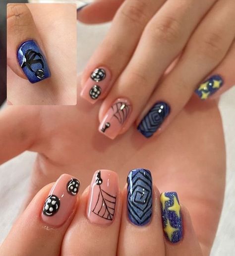 Coraline Nails Almond, Corpse Bride Nails Short, Coraline Nails Easy, Easy Coraline Nails, Caroline Nails Art, Blue Nail Ideas Simple, Halloween Nails Coraline, Corpse Bride Inspired Nails, Short Coraline Nails