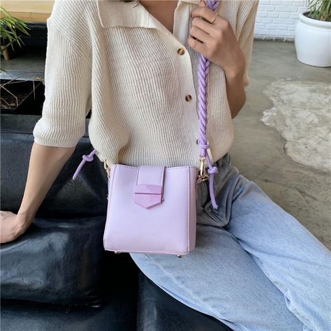 Purple Bags Aesthetic, Lilac Purse Outfit, Lavender Purse Outfit, Pink Shoulder Bag Outfit, Cross Body Bag Outfit, Frühling Outfit, Lavender Purse, Mini Shoulder Bags, Shoulder Bag Outfit