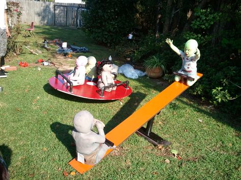 Creepy Doll Halloween, Haunted Carnival, Scary Halloween Decorations Outdoor, Scary Halloween Decorations Diy, Carnival Decorations, Zombie Dolls, Halloween Decorations Diy Outdoor, Spooky Treats, Scary Halloween Decorations