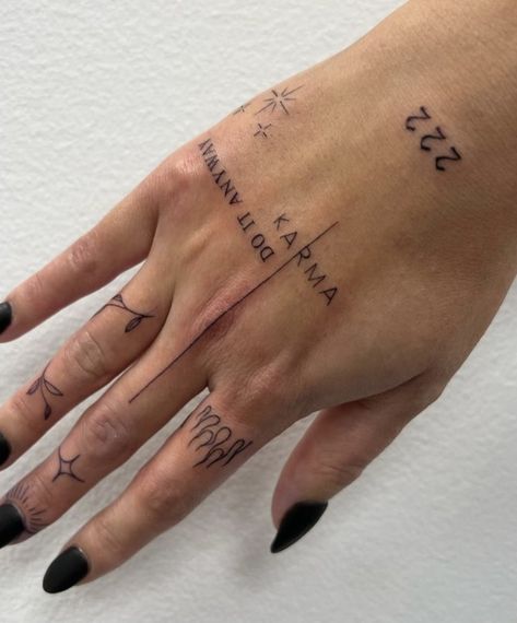 Tattoo Main, Hand And Finger Tattoos, Muster Tattoos, Hand Tattoos For Women, Small Hand Tattoos, Subtle Tattoos, Elegant Tattoos, Hand Tattoo, Little Tattoos